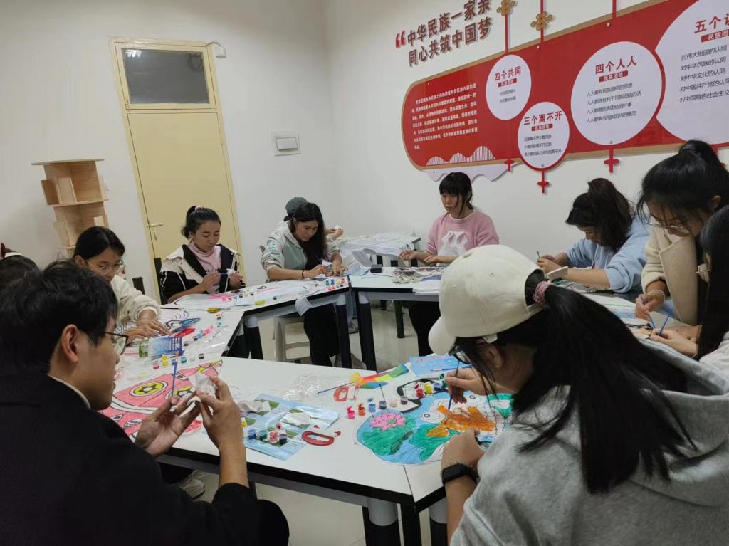 紙鳶舞晴空，藝術潤社區——我?！耙徽臼健睂W生社區成功舉辦紙鳶藝術體驗活動